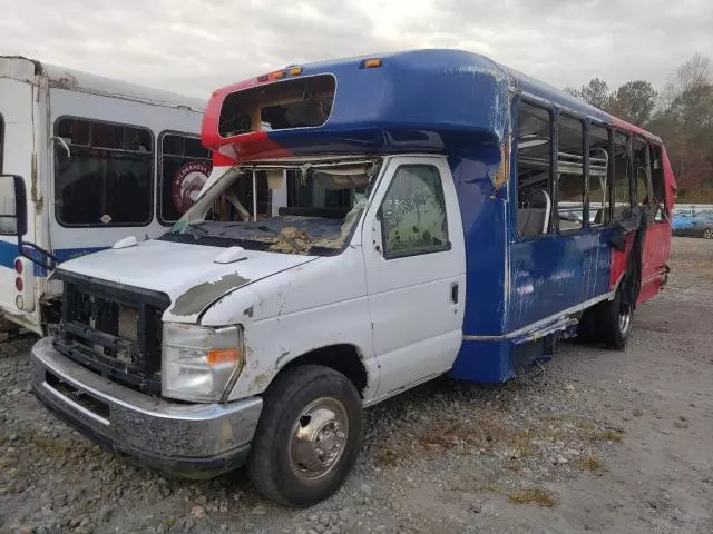 2013 Ford Econoline E450 Super Duty Cutaway Van