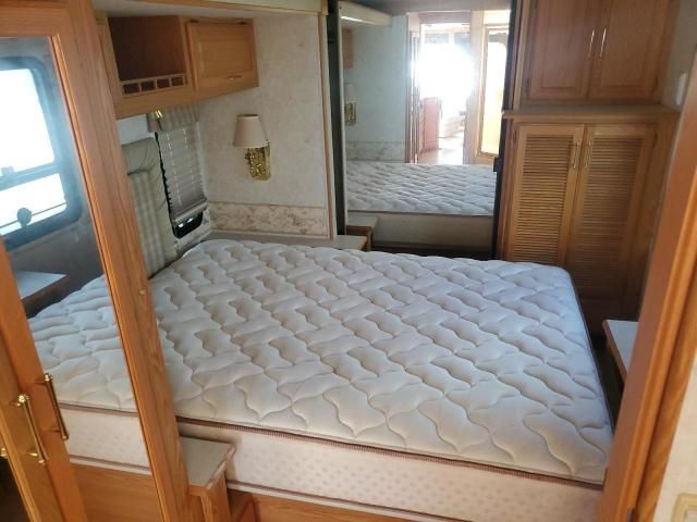 2004 Winnebago 2004 Workhorse Custom Chassis Motorhome Chassis W2