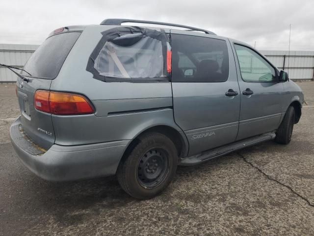 2000 Toyota Sienna LE