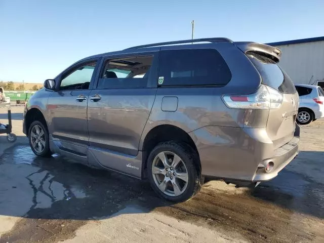 2019 Toyota Sienna SE