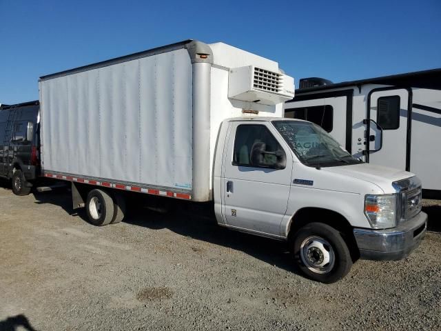 2014 Ford Econoline E450 Super Duty Cutaway Van