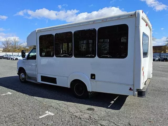 2015 Ford Econoline E350 Super Duty Cutaway Van