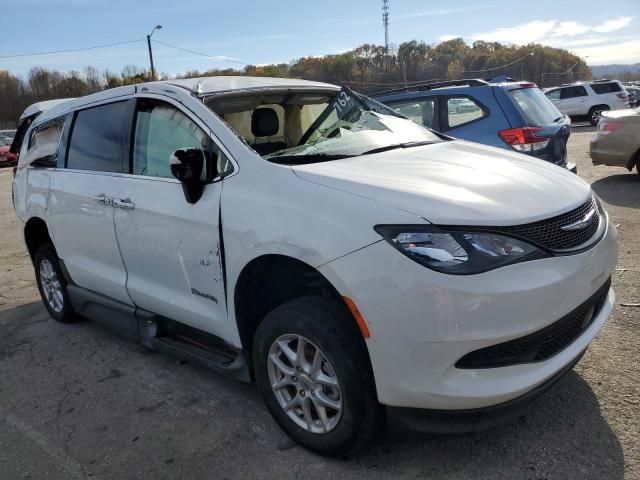 2022 Chrysler Voyager LX