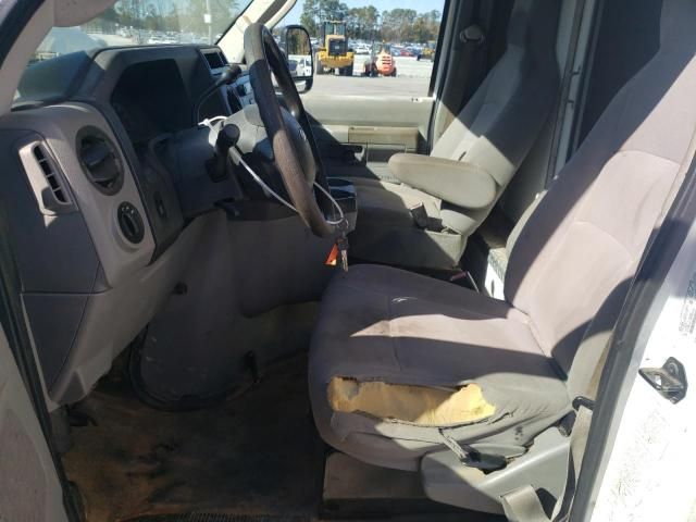 2013 Ford Econoline E350 Super Duty Cutaway Van