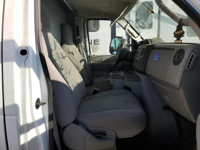 2014 Ford Econoline E450 Super Duty Cutaway Van