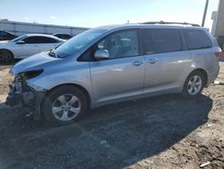 Carros con título limpio a la venta en subasta: 2015 Toyota Sienna LE