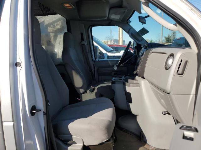 2013 Ford Econoline E350 Super Duty Cutaway Van