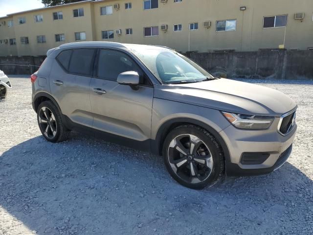 2022 Volvo XC40 T5 Momentum