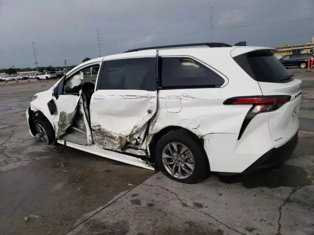 2021 Toyota Sienna LE