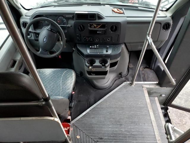 2010 Ford Econoline E350 Super Duty Cutaway Van