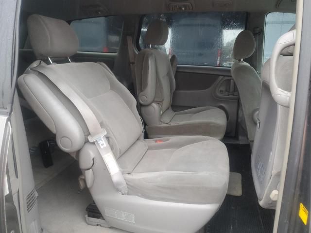 2004 Toyota Sienna CE