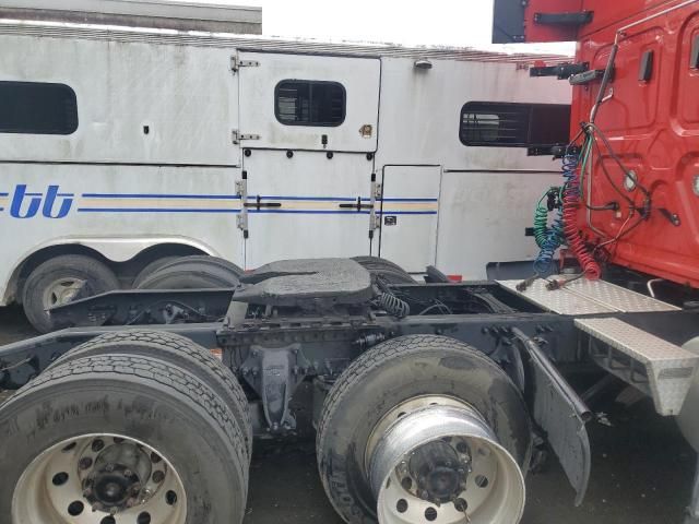 2019 Freightliner Cascadia 126