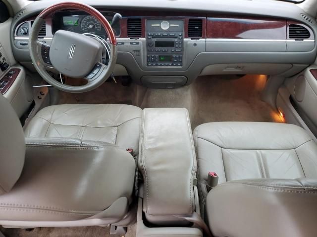 2005 Lincoln Town Car Signature Limited