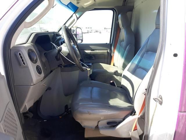 2014 Ford Econoline E450 Super Duty Cutaway Van