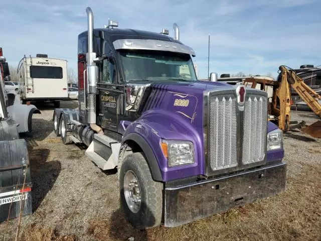 2020 Kenworth Construction W990