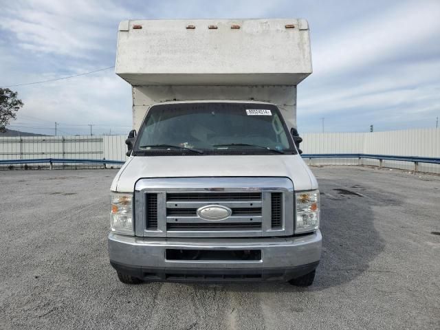 2014 Ford Econoline E450 Super Duty Cutaway Van