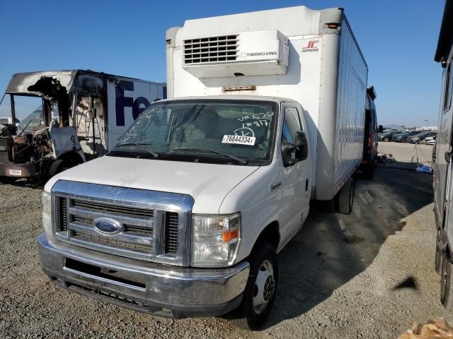 2014 Ford Econoline E450 Super Duty Cutaway Van