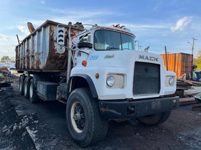 1987 Mack 600 DM600