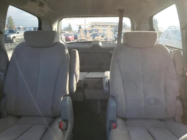 2010 KIA Sedona LX