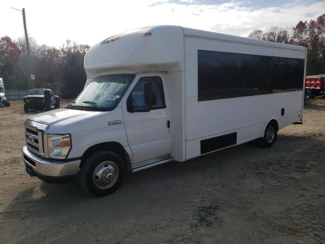 2017 Ford Econoline E450 Super Duty Cutaway Van