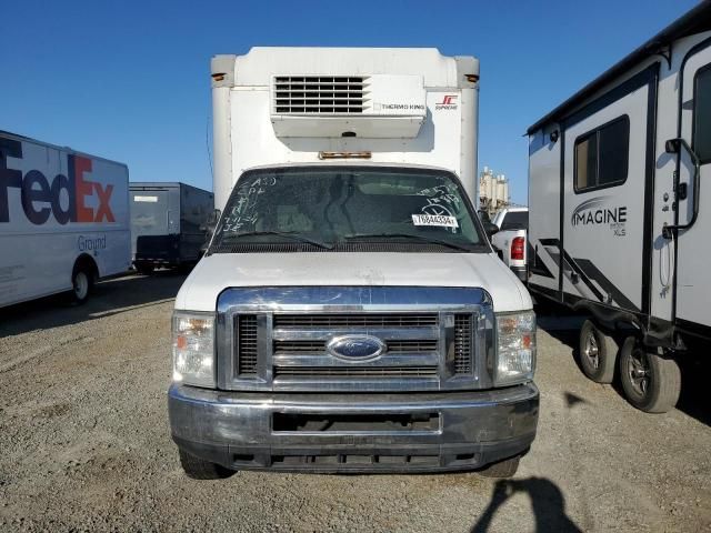 2014 Ford Econoline E450 Super Duty Cutaway Van