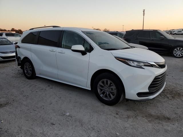 2022 Toyota Sienna LE