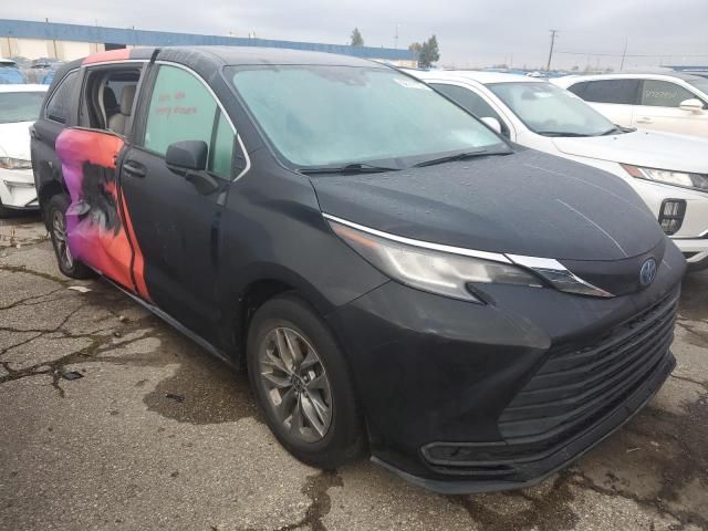 2022 Toyota Sienna LE