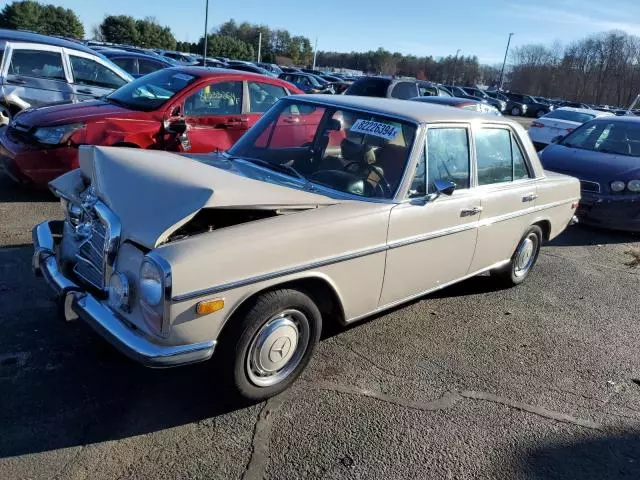 1972 Mercedes-Benz 220D