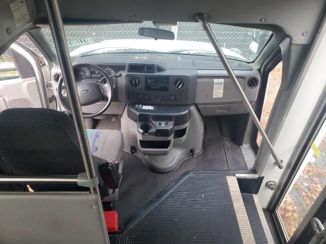 2013 Ford Econoline E350 Super Duty Cutaway Van