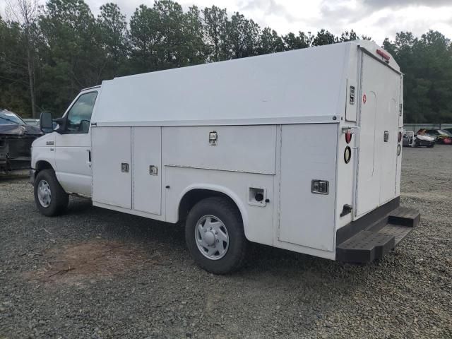 2011 Ford Econoline E350 Super Duty Cutaway Van