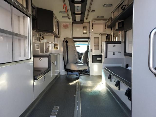 2012 Ford Econoline E450 Super Duty Cutaway Van