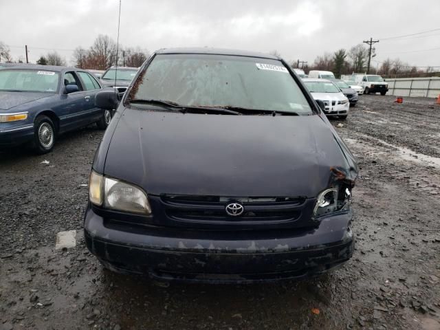 2000 Toyota Sienna CE