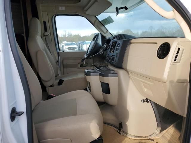 2013 Ford Econoline E450 Super Duty Cutaway Van