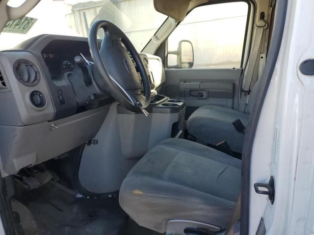 2013 Ford Econoline E450 Super Duty Cutaway Van