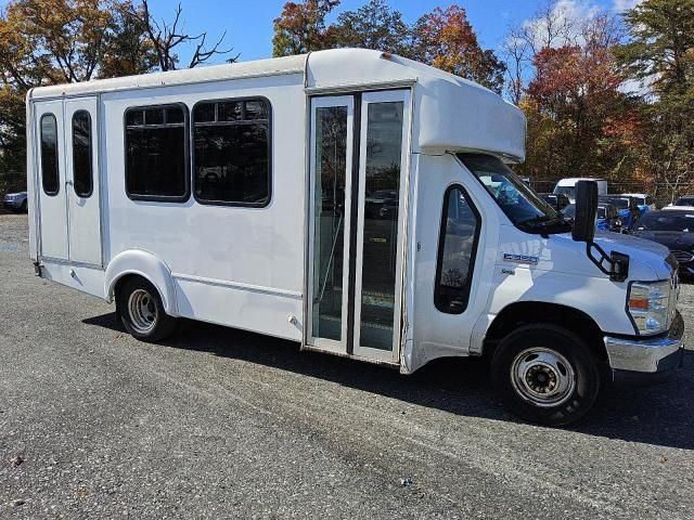 2015 Ford Econoline E350 Super Duty Cutaway Van