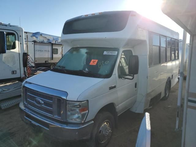 2011 Ford Econoline E450 Super Duty Cutaway Van