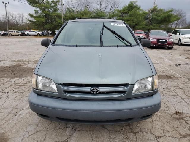 2000 Toyota Sienna LE