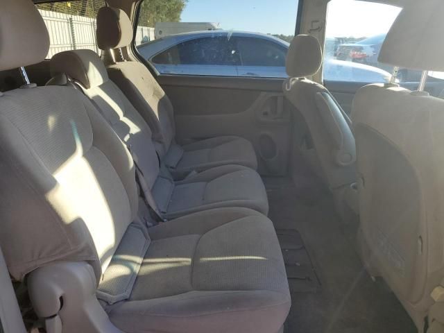 2004 Toyota Sienna CE