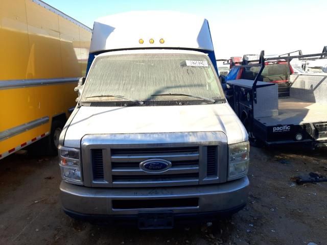 2013 Ford Econoline E450 Super Duty Cutaway Van