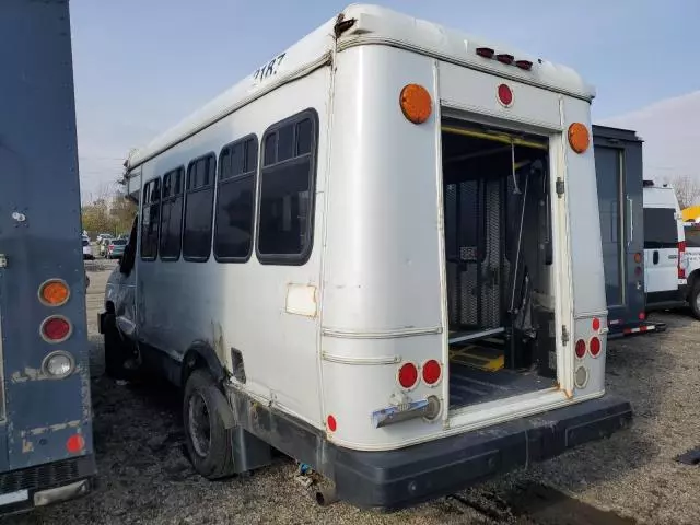 2014 Ford Econoline E350 Super Duty Cutaway Van