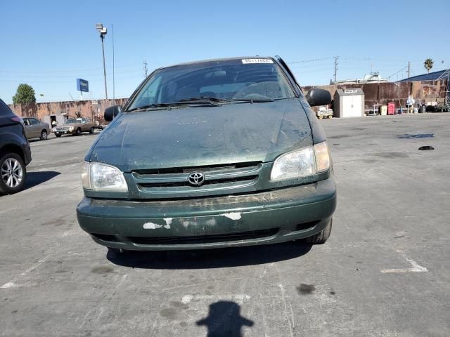 2000 Toyota Sienna LE