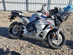 Motos salvage a la venta en subasta: 2025 Honda CBR600 RR