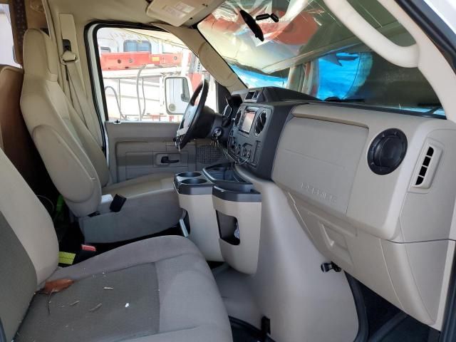 2014 Ford Econoline E350 Super Duty Cutaway Van