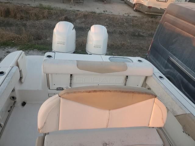 2018 Robalo Boat