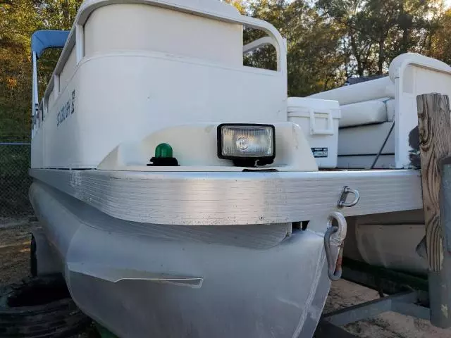 2000 Bennington Marine Boat