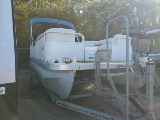 2000 Bennington Marine Boat