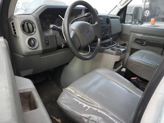 2010 Ford Econoline E350 Super Duty Cutaway Van