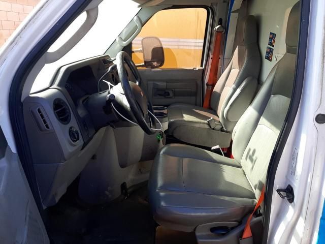 2013 Ford Econoline E450 Super Duty Cutaway Van