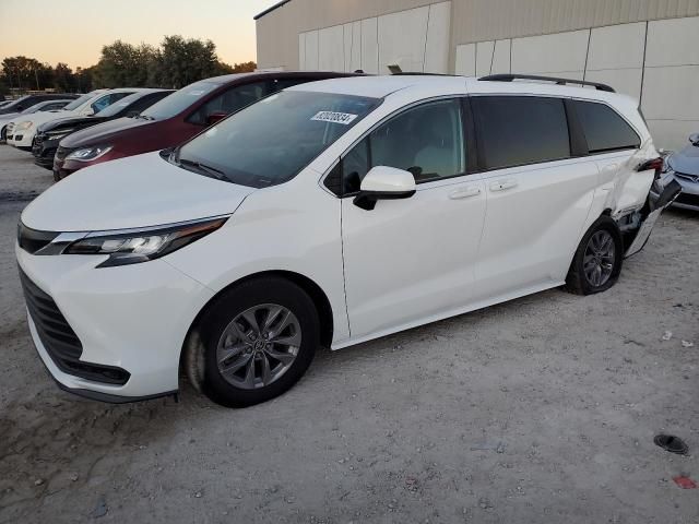 2022 Toyota Sienna LE