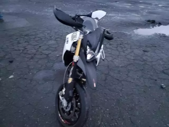 2014 Aprilia Dorsoduro 750